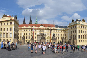 před Pražským hradem
